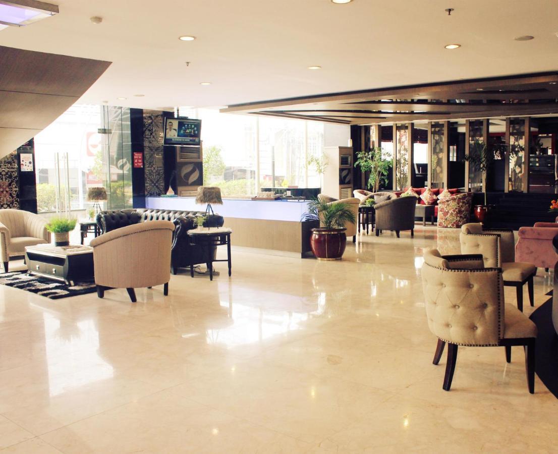 Hermes Palace Hotel Medan Exterior photo