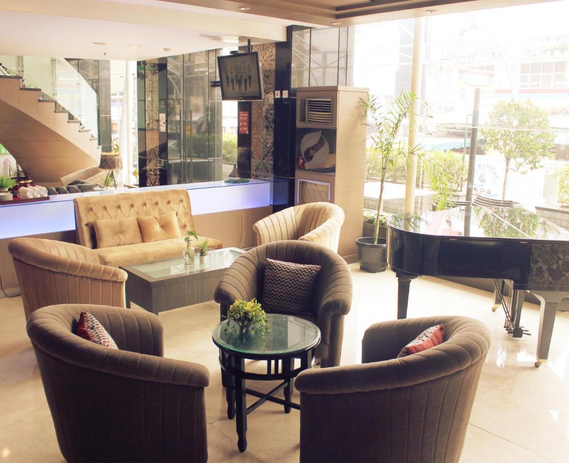 Hermes Palace Hotel Medan Exterior photo