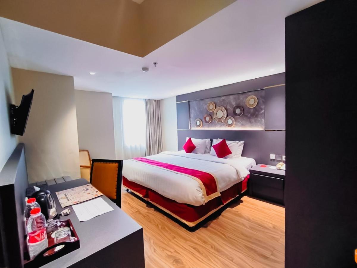 Hermes Palace Hotel Medan Exterior photo