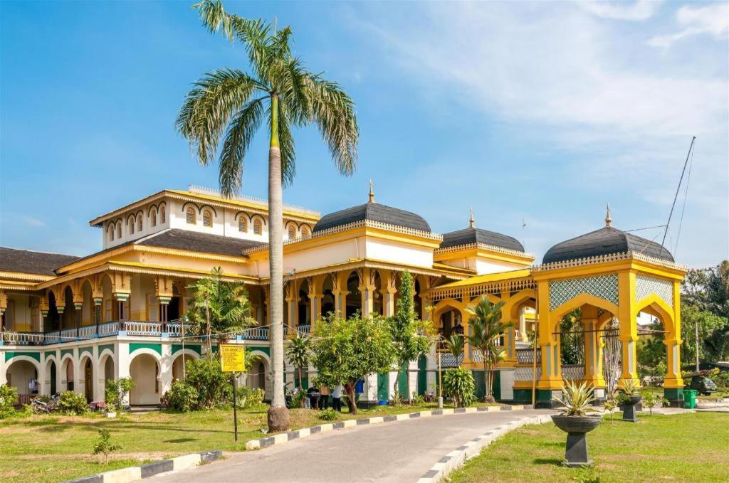 Hermes Palace Hotel Medan Exterior photo