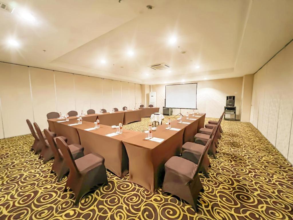 Hermes Palace Hotel Medan Exterior photo