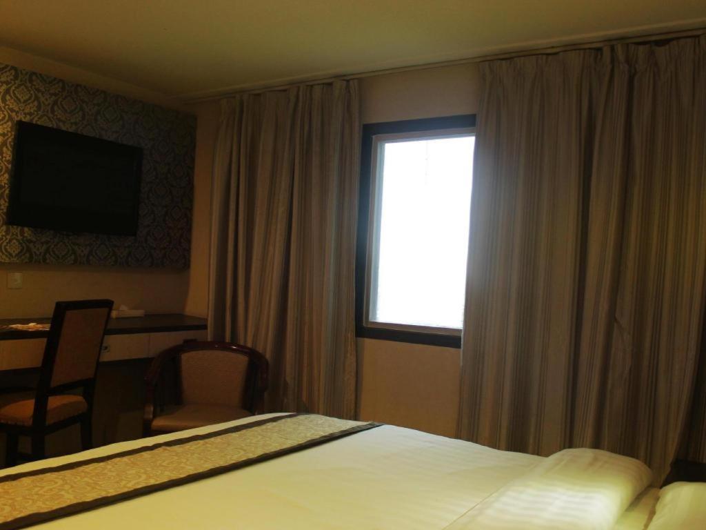 Hermes Palace Hotel Medan Exterior photo