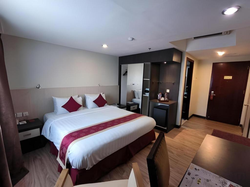 Hermes Palace Hotel Medan Exterior photo