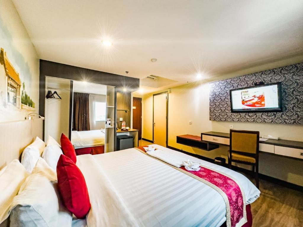Hermes Palace Hotel Medan Exterior photo