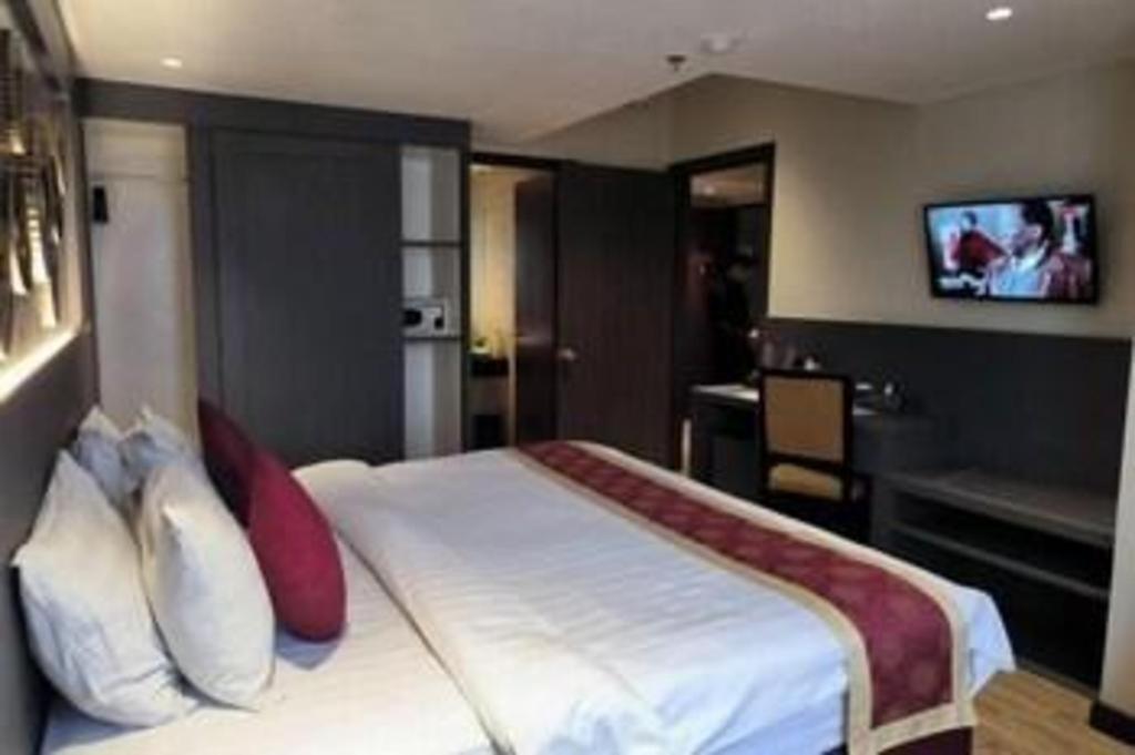 Hermes Palace Hotel Medan Exterior photo