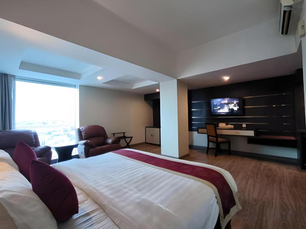 Hermes Palace Hotel Medan Exterior photo